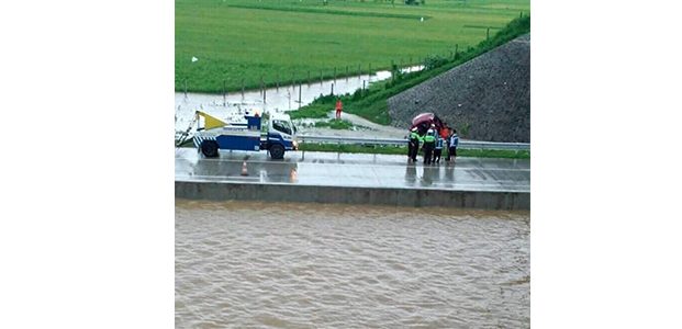 Kebanjiran, Tol Madiun KM 603-604 Ditutup Kebanjiran, Tol Madiun KM 603-604 Ditutup