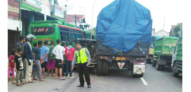 Kecelakaan Karambol, Warga Asal Bancar Tuban Tewas Terjepit Bis dan Truk Gandeng Kecelakaan Karambol, Warga Asal Bancar Tuban Tewas Terjepit Bis dan Truk Gandeng