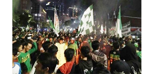 Kongres PSSI Tak Ijinkan Persebaya Berkompetisi, Ribuan Bonek Demo di Grahadi Kongres PSSI Tak Ijinkan Persebaya Berkompetisi, Ribuan Bonek Demo di Grahadi