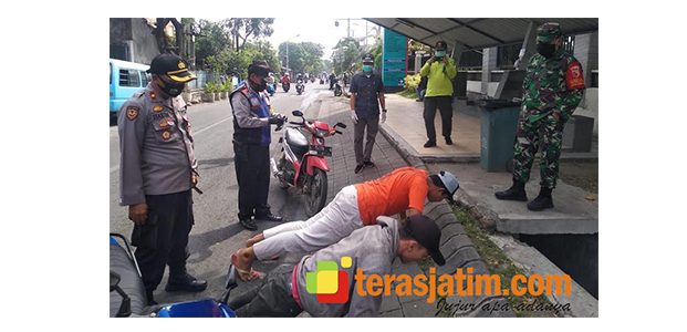 Kedapatan Tak Pakai Masker, 2 Pemuda Dihukum Kedapatan Tak Pakai Masker, 2 Pemuda Dihukum
