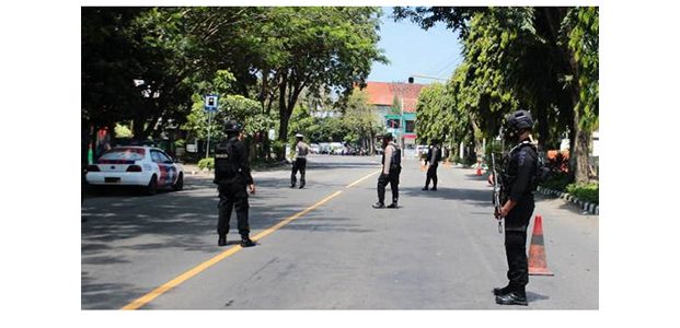 Tim Jibom Polda Jatim Ledakkan Tas Misterius di DPRD Kota Kediri Tim Jibom Polda Jatim Ledakkan Tas Misterius di DPRD Kota Kediri