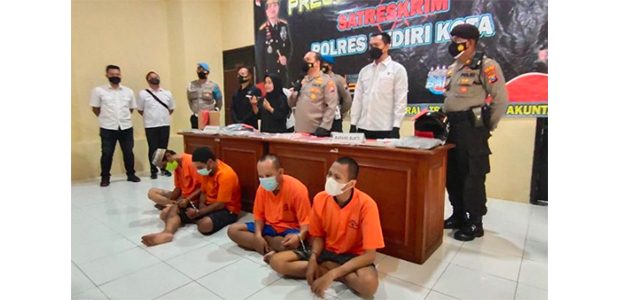 Polres Kediri Kota Bekuk 4 Anggota Komplotan Curat Modus Pecah Kaca Mobil di 7 TKP Polres Kediri Kota Bekuk 4 Anggota Komplotan Curat Modus Pecah Kaca Mobil di 7 TKP