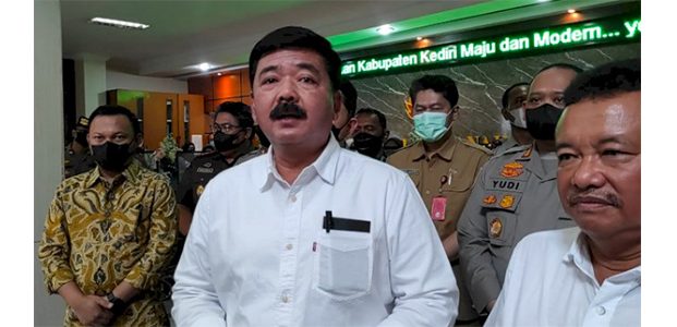 Di Kantor BPN Kab. Kediri, Menteri Hadi Peringatkan Para Mafia Tanah Di Kantor BPN Kab. Kediri, Menteri Hadi Peringatkan Para Mafia Tanah