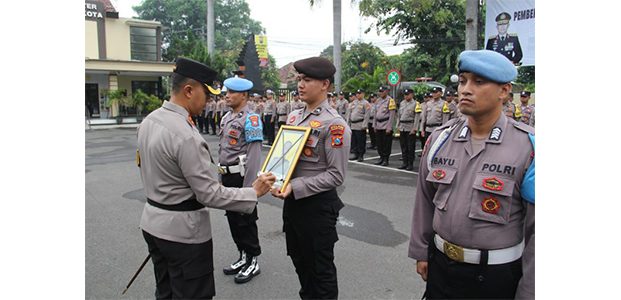 Selain Dibui Selama 4 Tahun, Oknum Anggota Polisi di Kediri Juga Dipecat, Ini Kasusnya Selain Dibui Selama 4 Tahun, Oknum Anggota Polisi di Kediri Juga Dipecat, Ini Kasusnya