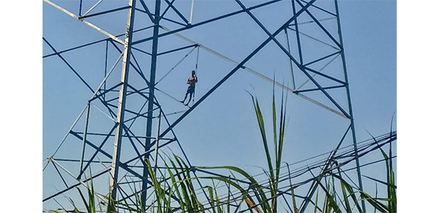Warga Kediri Geger, Pria asal Tempurejo Panjat Tower Listrik Tegangan Tinggi Warga Kediri Geger, Pria asal Tempurejo Panjat Tower Listrik Tegangan Tinggi