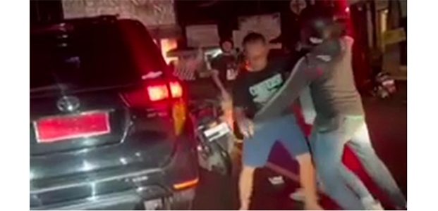 Hadang Mobil Dinas Kajari, 2 Anggota LSM di Kediri Jadi Tersangka Hadang Mobil Dinas Kajari, 2 Anggota LSM di Kediri Jadi Tersangka