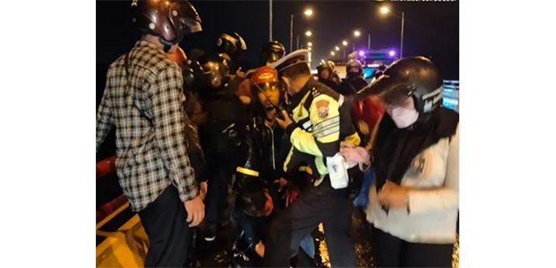 Polisi Kediri Gagalkan Upaya Bunuh Diri Mahasiswi di Jembatan Sungai Brantas Polisi Kediri Gagalkan Upaya Bunuh Diri Mahasiswi di Jembatan Sungai Brantas