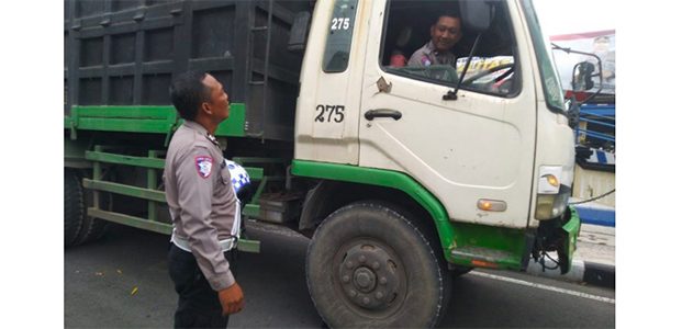 Hendak Ditilang, Sopir Truk di Kediri Tinggalkan Kendaraannya Hendak Ditilang, Sopir Truk di Kediri Tinggalkan Kendaraannya