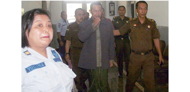 Tersandung Dana Bansos, Mantan Anggota Dewan dan Oknum Wartawan di Jember Ditahan Tersandung Dana Bansos, Mantan Anggota Dewan dan Oknum Wartawan di Jember Ditahan