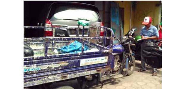 Kendarai Mobil Dinas, Kadis PU Kota Kediri Tabrak Empat Pengendara Motor Kendarai Mobil Dinas, Kadis PU Kota Kediri Tabrak Empat Pengendara Motor