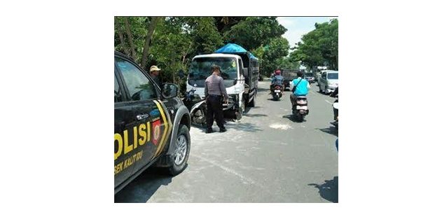 Kendarai Motor Sambil Main HP, Seorang Gadis di Bojonegoro Celaka Kendarai Motor Sambil Main HP, Seorang Gadis di Bojonegoro Celaka