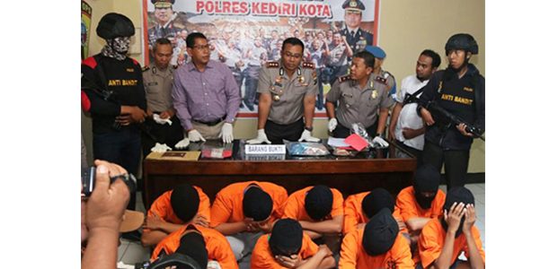Keroyok Teman Sendiri Hingga Tewas, 11 Anak Jalanan di Kediri Dibui Keroyok Teman Sendiri Hingga Tewas, 11 Anak Jalanan di Kediri Dibui