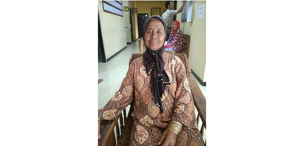 Berjalan Kaki Lewat Lamongan, Nenek Pikun asal Tuban ini Ditemukan di Bojonegoro Berjalan Kaki Lewat Lamongan, Nenek Pikun asal Tuban ini Ditemukan di Bojonegoro