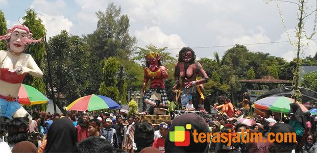 Warga Pare Kediri Ikuti Kirab Melasti Jelang Catur Brata Warga Pare Kediri Ikuti Kirab Melasti Jelang Catur Brata