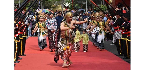 Kirab Pusaka Warnai Peringatan Hari Jadi Trenggalek ke-825 Kirab Pusaka Warnai Peringatan Hari Jadi Trenggalek ke-825