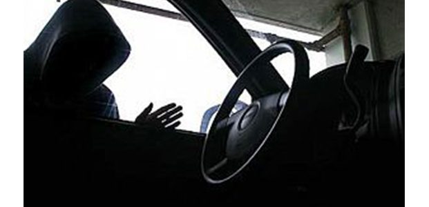 Di Bakung Blitar, Komplotan Perampok Sekap Nenek Dalam Mobil Di Bakung Blitar, Komplotan Perampok Sekap Nenek Dalam Mobil