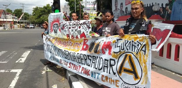 Komunitas Punk Blitar Gelar Aksi Solidaritas Untuk Korban Teror Bom Surabaya Komunitas Punk Blitar Gelar Aksi Solidaritas Untuk Korban Teror Bom Surabaya