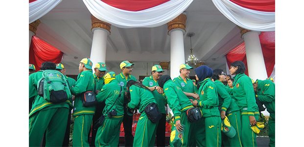 Gubernur Lepas Kontingen Jatim Yang Akan Berlaga di PON XIX Gubernur Lepas Kontingen Jatim Yang Akan Berlaga di PON XIX
