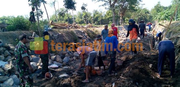 TNI Peduli Irigasi Petani TNI Peduli Irigasi Petani