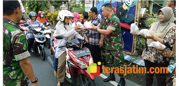 Koramil Pesantren Kediri Ikut Ramaikan Nuansa Ramadhan dengan Berbagi Takjil Koramil Pesantren Kediri Ikut Ramaikan Nuansa Ramadhan dengan Berbagi Takjil