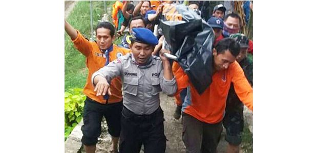 Korban Tewas Musibah Perahu Terbalik di Gresik Menjadi Enam Orang Korban Tewas Musibah Perahu Terbalik di Gresik Menjadi Enam Orang