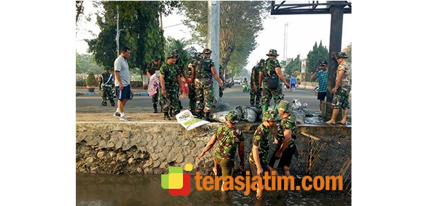 Danrem 082/CPY Ajak Warga Mojokerto Jaga Kebersihan Lingkungan Danrem 082/CPY Ajak Warga Mojokerto Jaga Kebersihan Lingkungan
