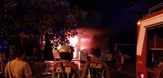 Korsleting Listrik, Cafe di Ruko Stadion Brawijaya Kediri Terbakar Korsleting Listrik, Cafe di Ruko Stadion Brawijaya Kediri Terbakar