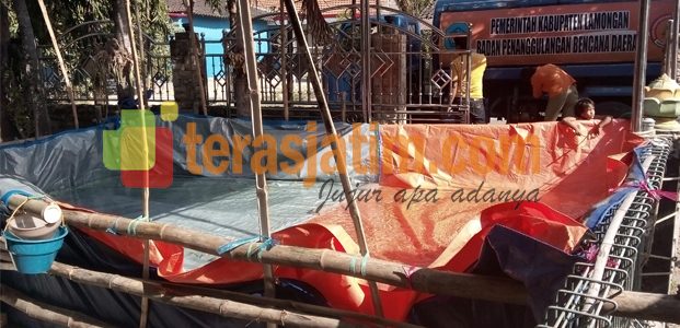 Krisis Air, Warga Siapkan Tandon Air Dari Media Terpal Krisis Air, Warga Siapkan Tandon Air Dari Media Terpal