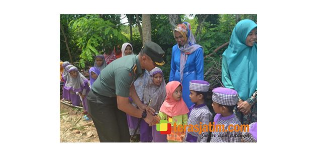 Kunjungi Lokasi TMMD di Sumenep, Danrem Bhaskara Jaya Temui Warga Kunjungi Lokasi TMMD di Sumenep, Danrem Bhaskara Jaya Temui Warga