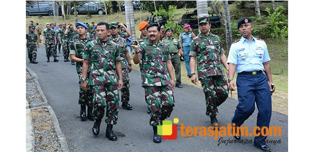 Kunjungi Satuan Radar di Malang, Panglima TNI Tekankan Pentingnya Sinergitas TNI dan Polri Kunjungi Satuan Radar di Malang, Panglima TNI Tekankan Pentingnya Sinergitas TNI dan Polri