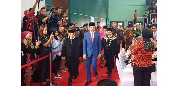 Ke Surabaya, Presiden Hadiri Pengukuhan KH Asep Saifuddin Chalim Sebagai Guru Besar Ke Surabaya, Presiden Hadiri Pengukuhan KH Asep Saifuddin Chalim Sebagai Guru Besar