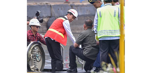 Kunjungi Surabaya, Presiden Jokowi Tinjau Kapal Selam Alugoro Kunjungi Surabaya, Presiden Jokowi Tinjau Kapal Selam Alugoro