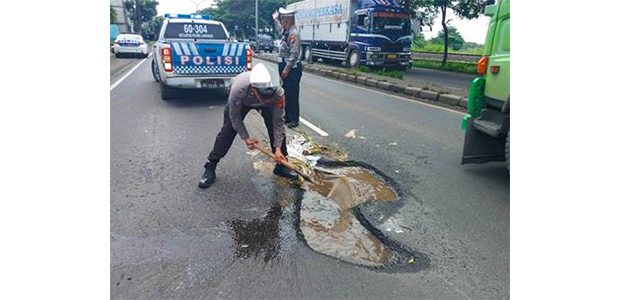 Banyak Keluhan Terkait Jalan Berlubang, Satlantas Lamongan Turun Tangan Banyak Keluhan Terkait Jalan Berlubang, Satlantas Lamongan Turun Tangan