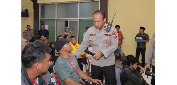 Kapolres Lamongan Beri Peringatan ke Pemuda yang Lakukan Konvoi di Jalan Kapolres Lamongan Beri Peringatan ke Pemuda yang Lakukan Konvoi di Jalan