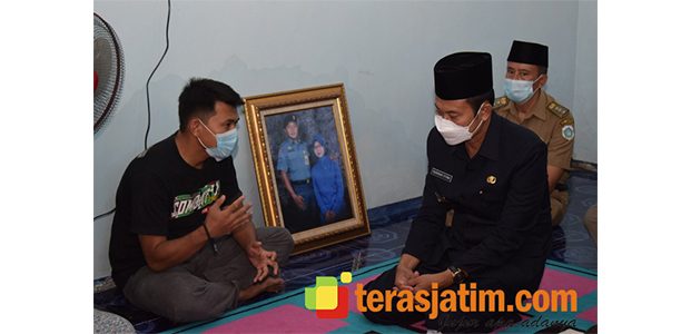 Bupati Yes Kunjungi Rumah Duka Kelasi Edi Siswanto, Salah Satu Korban Nanggala-402 Bupati Yes Kunjungi Rumah Duka Kelasi Edi Siswanto, Salah Satu Korban Nanggala-402