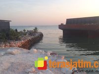 Kapal Tongkang Besar Terdampar di Pantai Paciran Lamongan, Siapa Pemiliknya?