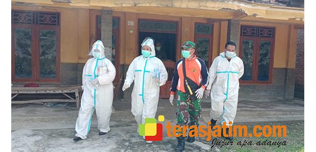 Desa Sidodowo Modo Jadi Klaster Sebaran Covid-19, Satgas Covid-19 Lamongan Bagikan Vitamin Secara Door to Door Desa Sidodowo Modo Jadi Klaster Sebaran Covid-19, Satgas Covid-19 Lamongan Bagikan Vitamin Secara Door to Door