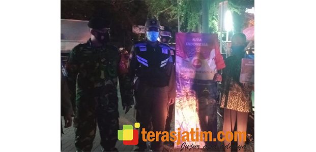 Simbol Perang Lawan Pandemi Covid-19, PKL di Lamongan Kibarkan Merah Putih di Lapaknya Simbol Perang Lawan Pandemi Covid-19, PKL di Lamongan Kibarkan Merah Putih di Lapaknya