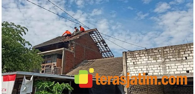 Angin Puting Beliung Rusak 9 Rumah Warga di Kembangbau Lamongan Angin Puting Beliung Rusak 9 Rumah Warga di Kembangbau Lamongan
