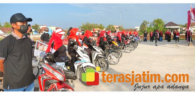 Gelar Upacara Kemerdekaan, Komunitas Rengkek di Lamongan Bagi-Bagi Nasi Bungkus Gelar Upacara Kemerdekaan, Komunitas Rengkek di Lamongan Bagi-Bagi Nasi Bungkus