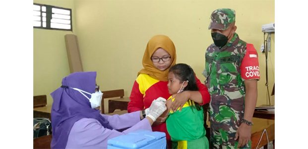 Didampingi Babinsa, Anak-Anak di Sambeng Lamongan Tak Takut Divaksin Didampingi Babinsa, Anak-Anak di Sambeng Lamongan Tak Takut Divaksin