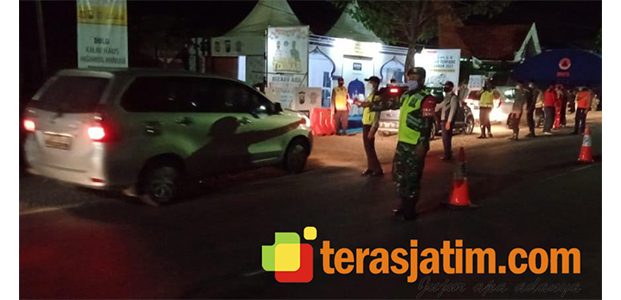 Aparat Gabungan di Lamongan Pantau Kendaraan dari Luar Daerah Aparat Gabungan di Lamongan Pantau Kendaraan dari Luar Daerah
