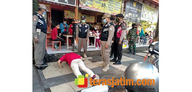 Jadi Area Kerumunan Warga, Satgas Covid-19 Lamongan Razia Alun-Alun Kota Jadi Area Kerumunan Warga, Satgas Covid-19 Lamongan Razia Alun-Alun Kota