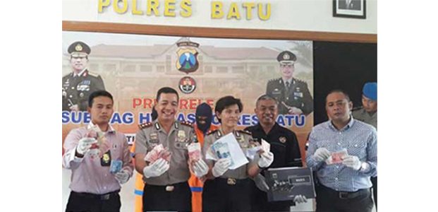 Lakukan Pungli, 2 Pegawai Honorer Kelurahan Sisir Kota Batu Terkena OTT Lakukan Pungli, 2 Pegawai Honorer Kelurahan Sisir Kota Batu Terkena OTT