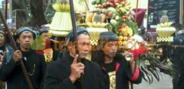 Larung Sesaji Jadi Penutup Even Grebeg Suro Ponorogo Larung Sesaji Jadi Penutup Even Grebeg Suro Ponorogo