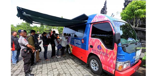 Layani Penukaran Uang, BI Malang Pasok Rp11 Miliar Per Hari dengan 11 Mobil Keliling Layani Penukaran Uang, BI Malang Pasok Rp11 Miliar Per Hari dengan 11 Mobil Keliling
