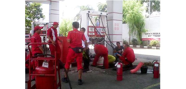 Ledakan di SPBU Wiyung Surabaya, Lantai Paving Berhamburan Ledakan di SPBU Wiyung Surabaya, Lantai Paving Berhamburan