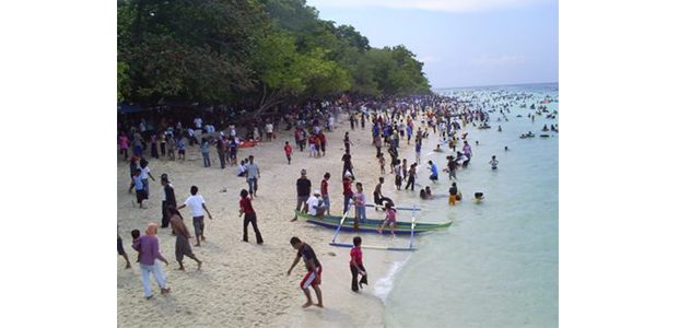 Libur Natal, Pengunjung Pasir Putih Situbondo Melonjak Libur Natal, Pengunjung Pasir Putih Situbondo Melonjak