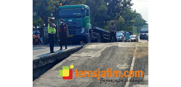 Jembatan Poros Nasional di Lamongan Ambles, Jalur Kendaraan Berat Dialihkan Jembatan Poros Nasional di Lamongan Ambles, Jalur Kendaraan Berat Dialihkan