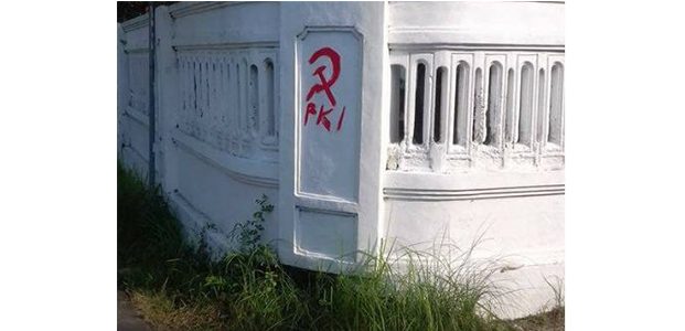 Logo Palu Arit Muncul di Tembok dan Pagar Rumah Warga Sampang Logo Palu Arit Muncul di Tembok dan Pagar Rumah Warga Sampang